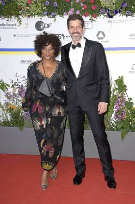 Denise M Baye und Pasquale Aleardi bei der 73. Verleihung des Deutschen Filmpreises 2023 im Theater am Potsdamer Platz. Berlin, 12.05.2023