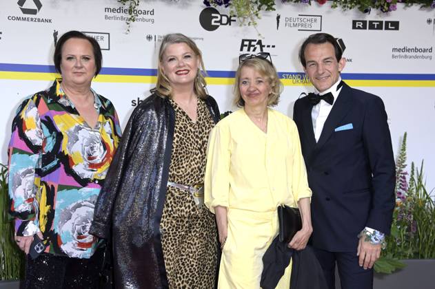 Gast, Birge Schade, Anna Böttcher und Hans-Werner Meyer bei der 73. Verleihung des Deutschen Filmpreises 2023 im Theater am Potsdamer Platz. Berlin, 12.05.2023