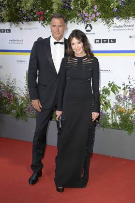 Iris Berben mit Partner Heiko Kiesow bei der 73. Verleihung des Deutschen Filmpreises 2023 im Theater am Potsdamer Platz. Berlin, 12.05.2023