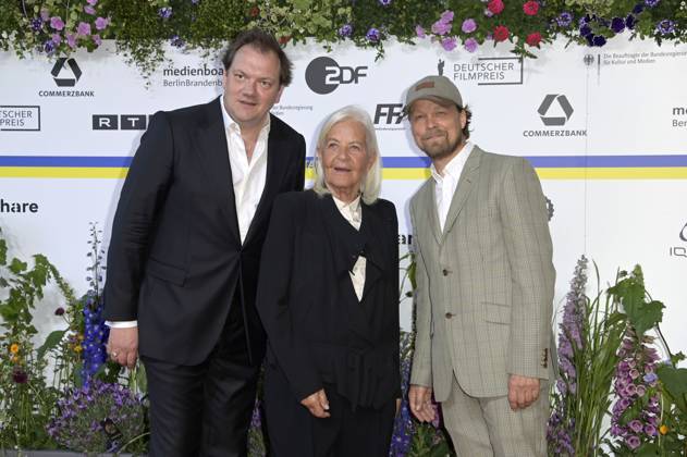 Charly Hübner, Hildegard Schmahl und Lars Jessen bei der 73. Verleihung des Deutschen Filmpreises 2023 im Theater am Potsdamer Platz. Berlin, 12.05.2023