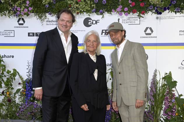 Charly Hübner, Hildegard Schmahl und Lars Jessen bei der 73. Verleihung des Deutschen Filmpreises 2023 im Theater am Potsdamer Platz. Berlin, 12.05.2023