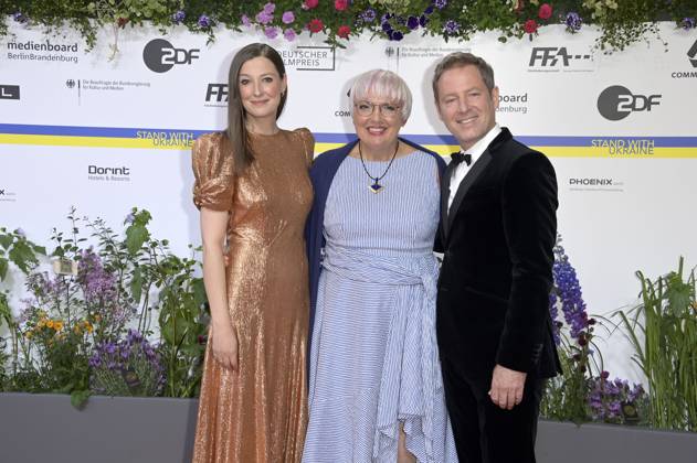 Alexandra Maria Lara, Claudia Roth und Florian Gallenberger bei der 73. Verleihung des Deutschen Filmpreises 2023 im Theater am Potsdamer Platz. Berlin, 12.05.2023