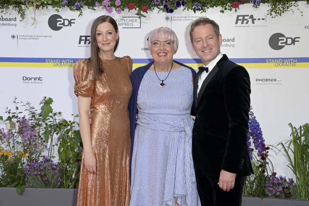 Alexandra Maria Lara, Claudia Roth und Florian Gallenberger bei der 73. Verleihung des Deutschen Filmpreises 2023 im Theater am Potsdamer Platz. Berlin, 12.05.2023