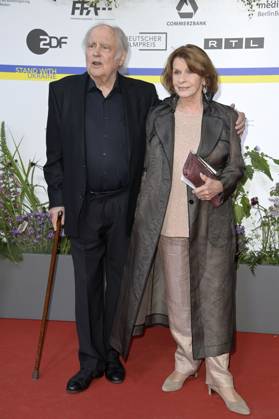 Michael Verhoeven und Senta Berger bei der 73. Verleihung des Deutschen Filmpreises 2023 im Theater am Potsdamer Platz. Berlin, 12.05.2023