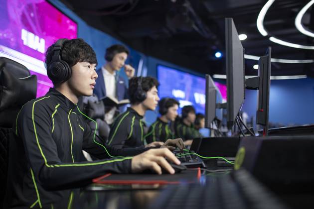 Young Chinese men playing esports Beijing China Copyright: xLianxFeix bji06060068