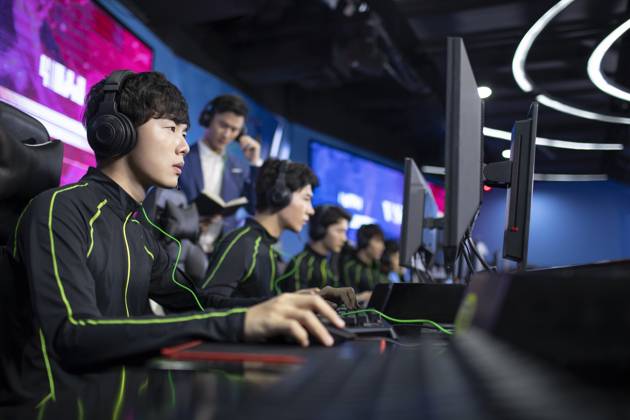 Young Chinese men playing esports Beijing China Copyright: xLianxFeix bji06060069
