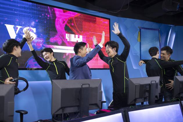 Young Chinese men playing esports Beijing China Copyright: xLianxFeix bji06060080
