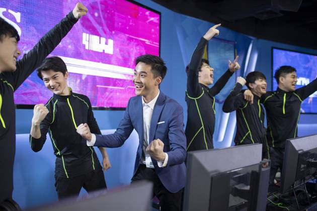 Young Chinese men playing esports Beijing China Copyright: xLianxFeix bji06060083