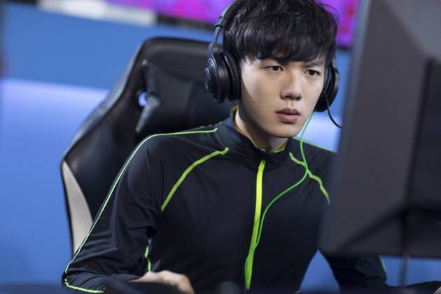 Young Chinese man playing esports Beijing China Copyright: xLianxFeix bji06060094