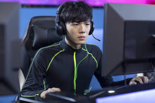 Young Chinese man playing esports Beijing China Copyright: xLianxFeix bji06060095