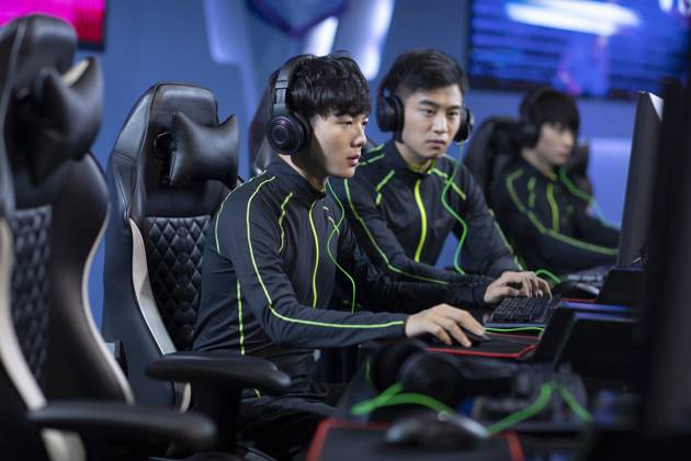 Young Chinese men playing esports Beijing China Copyright: xLianxFeix bji06060101