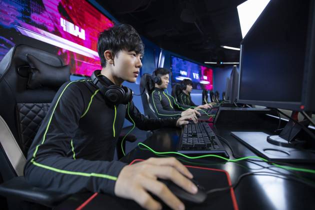 Young Chinese men playing esports Beijing China Copyright: xLianxFeix bji06060106