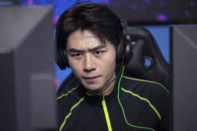Young Chinese man playing esports Beijing China Copyright: xLianxFeix bji06060114