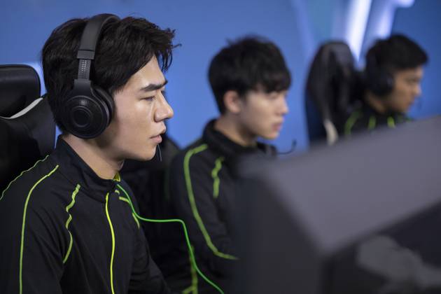 Young Chinese men playing esports Beijing China Copyright: xLianxFeix bji06060119