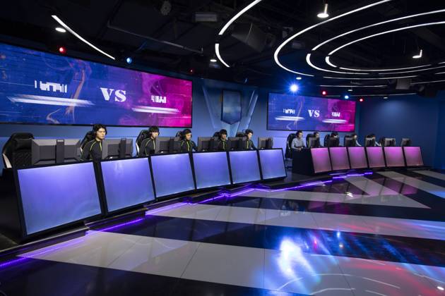 Young Chinese men playing esports Beijing China Copyright: xLianxFeix bji06060125