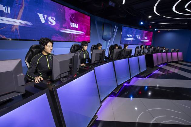 Young Chinese men playing esports Beijing China Copyright: xLianxFeix bji06060127