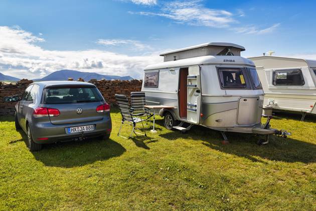 Pkw mit Eriba Touring, Hubdach Wohnwagen, Kult, retro, auf Campingplatz im Sommer, sonniges Wetter, Mainland, Orkney Inseln, Schottland, Großbritannien, Europa