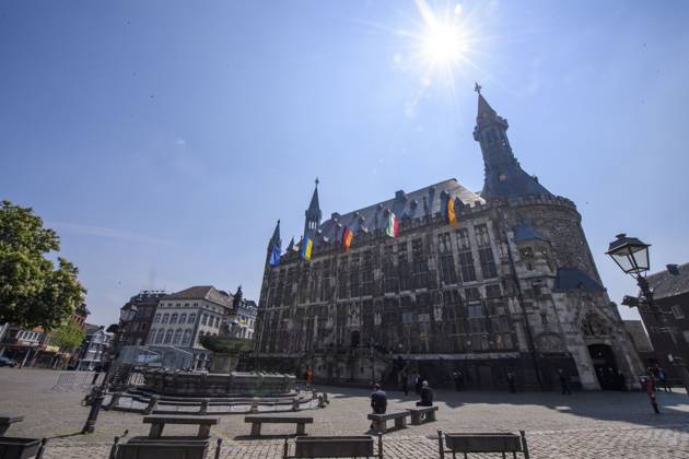Karlspreis Aachen Verleihung des Internationalen Karlspreises zu Aachen an Wolodymyr Selenskyi und das ukrainische Volk, Leerer und abgesperrter Rathausplatz in der Mittagssonne, Aachen Aachener Rathaus Nordrhein-Westfalen Deutschland Copyright: xChristopherxNeundorfx