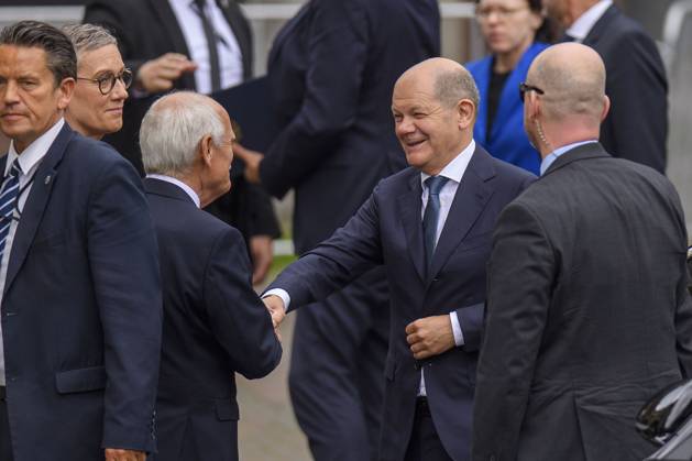 Karlspreis Aachen Verleihung des Internationalen Karlspreises zu Aachen an Wolodymyr Selenskyi und das ukrainische Volk, Dr. Jürgen Linden und Ober Bürgermeisterin Sibylle Keupen begrüßen Bundeskanzler Olaf Scholz, Aachen Aachener Rathaus Nordrhein-Westfalen Deutschland Copyright: xChristopherxNeundorfx