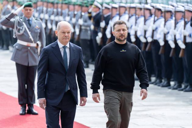 News Bilder des Tages Präsident Wolodymyr Selensky, Bundeskanzler Olaf Scholz Staatsbesuch vom Präsidenten der Ukraine, Wolodymyr Selensky. Begrüßung mit militärischen Ehren im Bundeskanzleramt in Berlin durch Bundeskanzler Olaf Scholz Berlin Berlin GER