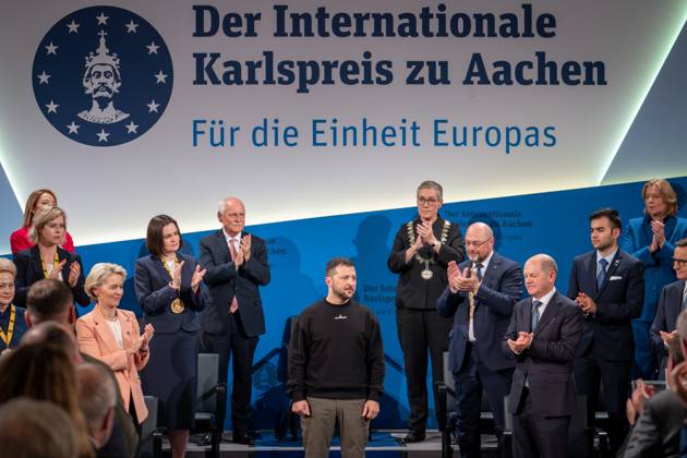 Verleihung des Karlspreises im Aachener Dom an das ukrainischen Volk Aktuell, 14.05.2023, Aachen, Wolodymyr Selenskyj, Praesident der Ukraine Applaus und Standing Ovations bei der feierlichen Ueberreichung des Internationalen Karlspreis zu Aachen an das ukrainische Volk im Kroenungssaal des Rathaus zu Aachen Aachen Nordrhein-Westfalen Deutschland
