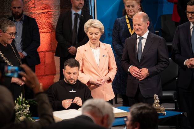 Verleihung des Karlspreises im Aachener Dom an das ukrainischen Volk Aktuell, 14.05.2023, Aachen, Wolodymyr Selenskyj, Praesident der Ukraine bei der Unterschrift ins Goldene Buch gemeinsam mit Dr. Ursula von der Leyen, Praesidentin der Europaeischen Kommission und Olaf Scholz Bundeskanzler der Bundesrepublik Deutschland bei der feierlichen Ueberreichung des Internationalen Karlspreis zu Aachen an das ukrainische Volk im Kroenungssaal des Rathaus zu Aachen Aachen Nordrhein-Westfalen Deutschland