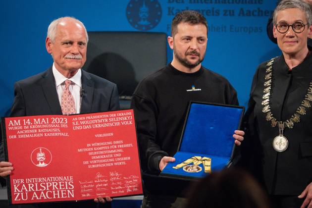 Verleihung des Karlspreises im Aachener Dom an das ukrainischen Volk Aktuell, 14.05.2023, Aachen, Juergen Linden, Mitglied im Direktorium zur Verleihung des Internationalen Karlspreises gemeinsam mit Wolodymyr Selenskyj, Praesident der Ukraine und den Karlspreis in der Hand mit Sibylle Keupen, Oberbuergermeisterin der Stadt Aachen mit dem Karlspreis und der Urkunde bei der feierlichen Ueberreichung des Internationalen Karlspreis zu Aachen an das ukrainische Volk im Kroenungssaal des Rathaus zu Aachen Aachen Nordrhein-Westfalen Deutschland