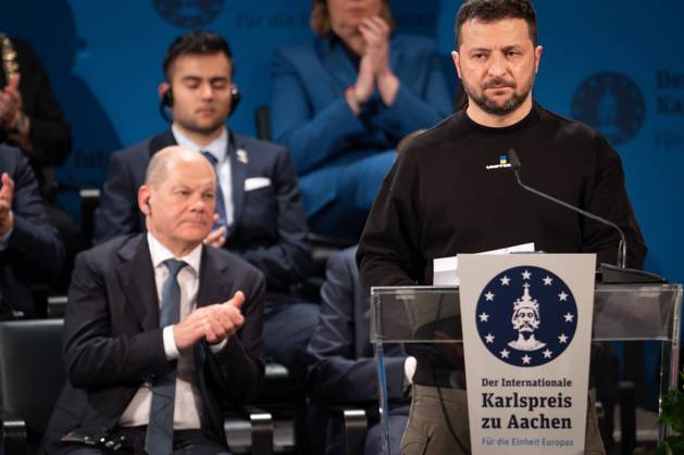 Verleihung des Karlspreises im Aachener Dom an das ukrainischen Volk Aktuell, 14.05.2023, Aachen, Wolodymyr Selenskyj, Praesident der Ukraine gemeinsam mit Olaf Scholz Bundeskanzler der Bundesrepublik Deutschland im Hintergrund bei seiner Rede zur Verleihung des internationalen Karlspreis zu Aachen an das ukrainische Volk Aachen Nordrhein-Westfalen Deutschland