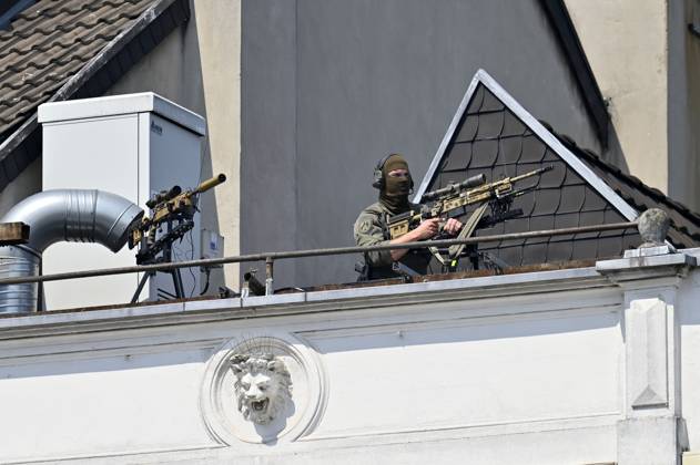 Scharfschütze bei der Verleihung des Karlspreises 2023 an Wolodymyr Selenskyj und das ukrainische Volk im Aachener Rathaus. Aachen, 14.05.2023