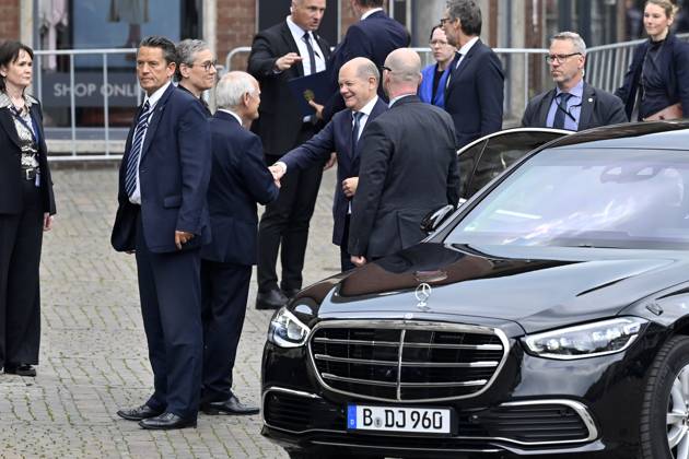 Sibylle Keupen, Jürgen Linden und Olaf Scholz bei der Verleihung des Karlspreises 2023 an Wolodymyr Selenskyj und das ukrainische Volk im Aachener Rathaus. Aachen, 14.05.2023