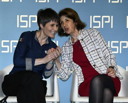 ISPI Preis Verleihung in Mailand foto IPP Mario Romano Milano 16 5 2023 Premio ISPI 2022 nella foto Samantha Cristoforetti , astronauta dell™ ESA e Fabiola Gianotti, direttrice generale del CERN Italy Photo Press - World Copyright Premio ISPI 2022