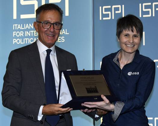 ISPI Preis Verleihung in Mailand foto IPP Mario Romano Milano 16 5 2023 Premio ISPI 2022 nella foto Paolo Magri, vicepresidente ISPI, consegna il Premio ISPI 2022 a Samantha Cristoforetti, astronauta ESA, riceve il Premio ISPI 2023 Italy Photo Press - World Copyright Premio ISPI 2022
