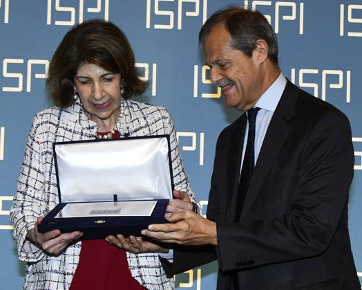 ISPI Preis Verleihung in Mailand foto IPP Mario Romano Milano 16 5 2023 Premio ISPI 2022 nella foto Giampiero Masolo, presidente ISPI, consegna il Premio ISPI 2022 a Fabiola Gianotti, direttrice generale del CERN, riceve il Premio ISPI 2022 Italy Photo Press - World Copyright Premio ISPI 2022