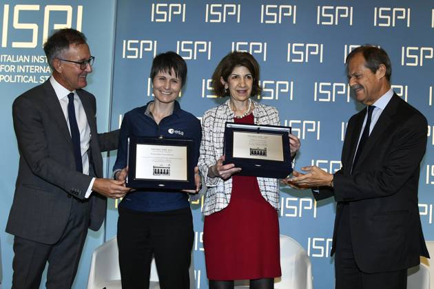ISPI Preis Verleihung in Mailand foto IPP Mario Romano Milano 16 5 2023 Premio ISPI 2022 nella foto Paolo Magri, vicepresidente ISPI, Samantha Cristoforetti, astronauta ESA e Fabiola Gianotti, direttrice generale del CERN, con il Premio ISPI 2023 e Giampiero Masolo, presidente ISPI Italy Photo Press - World Copyright Premio ISPI 2022