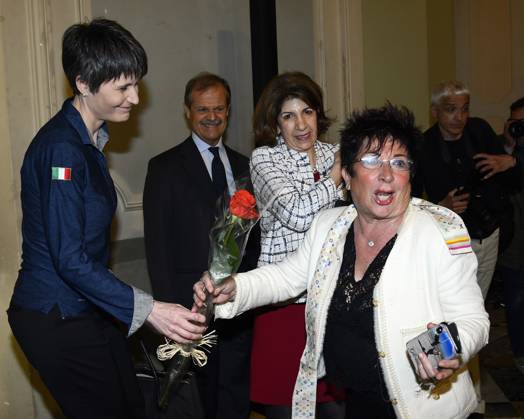ISPI Preis Verleihung in Mailand foto IPP Mario Romano Milano 16 5 2023 Premio ISPI 2022 nella foto Samantha Cristoforetti, astronauta ESA, riceve una rosa da una sua ammiratrice e dietro Fabiola Gianotti, direttrice generale del CERN Italy Photo Press - World Copyright Premio ISPI 2022
