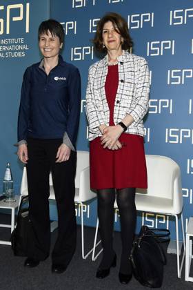 ISPI Preis Verleihung in Mailand foto IPP Mario Romano Milano 16 5 2023 Premio ISPI 2022 nella foto Samantha Cristoforetti , astronauta dell™ ESA e Fabiola Gianotti, direttrice generale del CERN Italy Photo Press - World Copyright Premio ISPI 2022