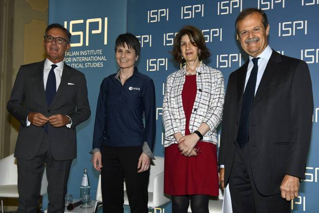 ISPI Preis Verleihung in Mailand foto IPP Mario Romano Milano 16 5 2023 Premio ISPI 2022 nella foto Paolo Magri, vicepresidente ISPI, Samantha Cristoforetti , astronauta dell™ ESA, Fabiola Gianotti, direttrice generale del CERN e Giampiero Masolo, presidente ISPI Italy Photo Press - World Copyright Premio ISPI 2022