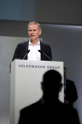 Oliver Blume, VW Hauptversammlung DEU, Deutschland, Germany, Berlin, 10.05.2023 Silhouette von einer Sicherheitskraft zum Schutz und zur Sicherheit vor Proteste und Oliver Blume , ceo Vorstandsvorsitzender des deutschen Automobilherstellers Volkswagen AG VW und ceo der Porsche AG waehrend der Hauptversammlung der Volkswagen AG in Berlin, Deutschland en: Silhouette of a security guard for protection and security from protests and Oliver Blume , chief executive officer ceo of the German car maker Volkswagen AG VW and ceo of Porsche AG during the annual general Shareholders meeting of the Volkswagen AG in Berlin Germany.