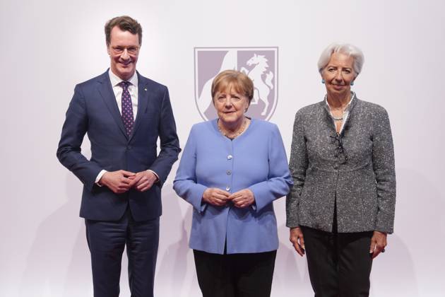 Verleihung Staatspreis NRW an Angela Merkel Ministerpraesident das Landes Nordrhein-Westfalen Hendrik Wuest gemeinsam mit Bundeskanzlerin a.D. Dr. Angela Merkel und Christine Lagarde, Praesidentin der Europaeischen Zentralbank auf dem Roten Teppich zur Verleihung des Staatspreis 2023 des Landes Nordrhein-Westfalen an die Bundeskanzlerin a.D. in der Flora in Koeln,16.05.2023, Koeln, Koeln Nordrhein-Westfalen Deutschland