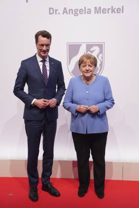 Verleihung Staatspreis NRW an Angela Merkel Ministerpraesident das Landes Nordrhein-Westfalen Hendrik Wuest gemeinsam mit Bundeskanzlerin a.D. Dr. Angela Merkel auf dem Roten Teppich zur Verleihung des Staatspreis 2023 des Landes Nordrhein-Westfalen an die Bundeskanzlerin a.D. in der Flora in Koeln,16.05.2023, Koeln, Koeln Nordrhein-Westfalen Deutschland