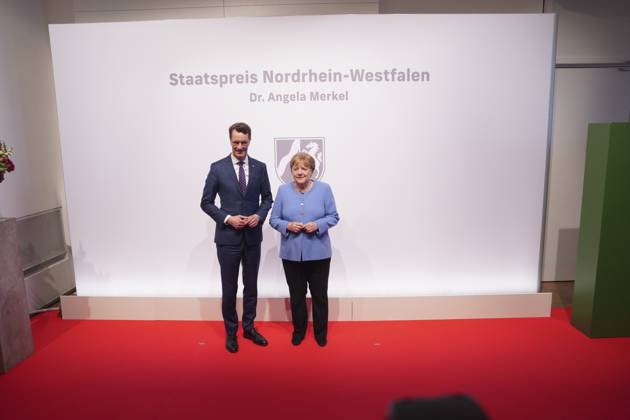 Verleihung Staatspreis NRW an Angela Merkel Ministerpraesident das Landes Nordrhein-Westfalen Hendrik Wuest gemeinsam mit Bundeskanzlerin a.D. Dr. Angela Merkel auf dem Roten Teppich zur Verleihung des Staatspreis 2023 des Landes Nordrhein-Westfalen an die Bundeskanzlerin a.D. in der Flora in Koeln,16.05.2023, Koeln, Koeln Nordrhein-Westfalen Deutschland