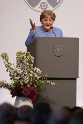 Verleihung Staatspreis NRW an Angela Merkel Bundeskanzlerin a.D. Dr. Angela Merkel bei Ihre Dankesrede auf der Buehne nach der Verleihung des Staatspreis 2023 des Landes Nordrhein-Westfalen in der Flora in Koeln, 16.05.2023, Koeln, Koeln Nordrhein-Westfalen