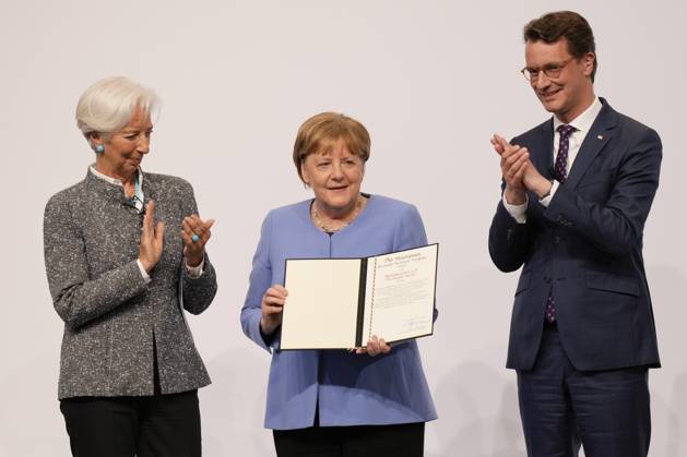 Verleihung Staatspreis NRW an Angela Merkel Angela Merkel, Bundeskanzlerin a.D. gemeinsam mit EZB Praesidentin Christine Lagarde und NRW Ministerpraesident Hendrik Wuest auf der Buehne bei der Verleihung des Staatspreis 2023 des Landes Nordrhein-Westfalen in der Flora in Koeln, 16.05.2023, Koeln, Koeln Nordrhein-Westfalen