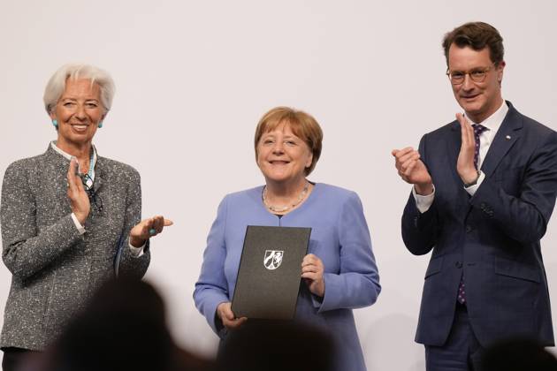 Verleihung Staatspreis NRW an Angela Merkel Angela Merkel, Bundeskanzlerin a.D. gemeinsam mit EZB Praesidentin Christine Lagarde und NRW Ministerpraesident Hendrik Wuest auf der Buehne bei der Verleihung des Staatspreis 2023 des Landes Nordrhein-Westfalen in der Flora in Koeln, 16.05.2023, Koeln, Koeln Nordrhein-Westfalen