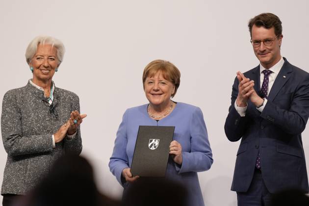 Verleihung Staatspreis NRW an Angela Merkel Angela Merkel, Bundeskanzlerin a.D. gemeinsam mit EZB Praesidentin Christine Lagarde und NRW Ministerpraesident Hendrik Wuest auf der Buehne bei der Verleihung des Staatspreis 2023 des Landes Nordrhein-Westfalen in der Flora in Koeln, 16.05.2023, Koeln, Koeln Nordrhein-Westfalen