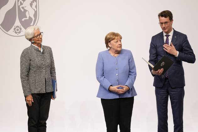 Verleihung Staatspreis NRW an Angela Merkel Ministerpraesident das Landes Nordrhein-Westfalen Hendrik Wuest verleiht Angela Merkel Bundeskanzlerin a.D. den S Staatspreis 2023 des Landes Nordrhein-Westfalen in der Flora in Koeln ,16.05.2023, Koeln, Koeln Nordrhein-Westfalen