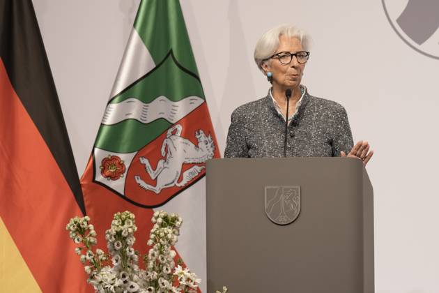 Verleihung Staatspreis NRW an Angela Merkel Christine Lagarde, Praesidentin der Europaeischen Zentralbank bei ihrer Laudatio und Rede auf der Buehne bei der Verleihung des Staatspreis 2023 des Landes Nordrhein-Westfalen in der Flora in Koeln , 16.05.2023, Koeln, Koeln Nordrhein-Westfalen