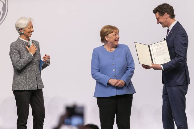 vl: Christine Lagarde (Praesidentin der Europaeischen Zentralbank), Dr. Angela Merkel (Bundeskanzlerin a.D.), Hendrik Wuest (Ministerpraesident Nordrhein-Westfalen), Koeln, Verleihung des Staatspreises des Landes Nordrhein-Westfalen an Bundeskanzlerin a.D. Dr. Angela Merkel, 16.05.2023, Flora Koeln.