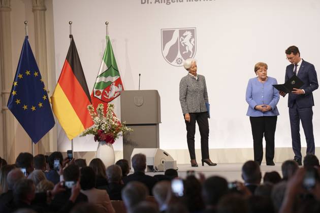 Verleihung Staatspreis Nordrhein-Westfalen an Angela Merkel Ministerpraesident das Landes Nordrhein-Westfalen Hendrik Wuest verleiht Angela Merkel Bundeskanzlerin a.D. den S Staatspreis 2023 des Landes Nordrhein-Westfalen in der Flora in Koeln ,16.05.2023, Koeln,