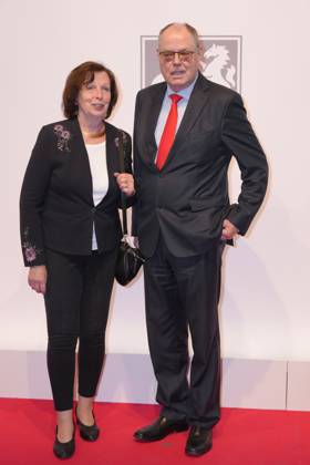 Verleihung Staatspreis Nordrhein-Westfalen an Angela Merkel Peer Steinbrueck mit Frau Gertrude auf dem Roten Teppich zur Verleihung des Staatspreis 2023 des Landes Nordrhein-Westfalen an die Bundeskanzlerin a.D. in der Flora in Koeln, 16.05.2023